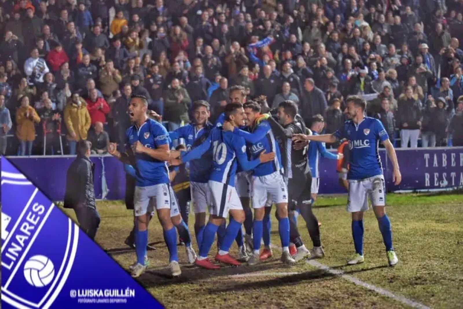 Los jugadores del Linares Deportivo celebran el tanto de su capitán.