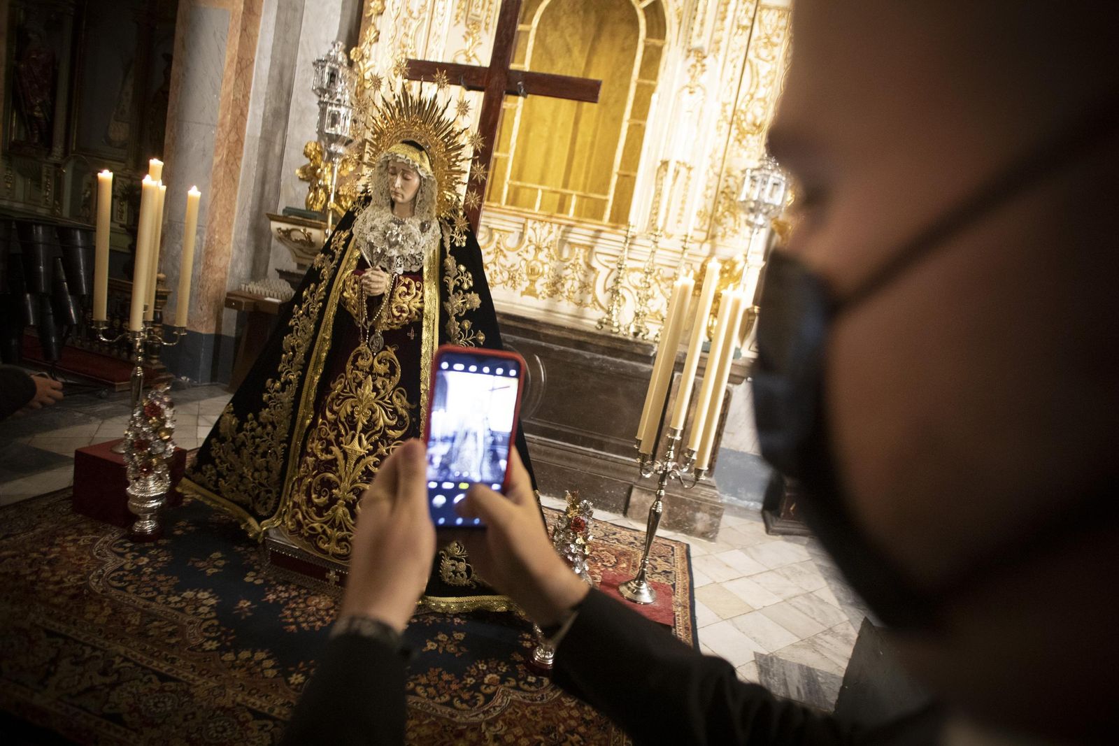 Los vía crucis del Viernes de Dolores, en imágenes