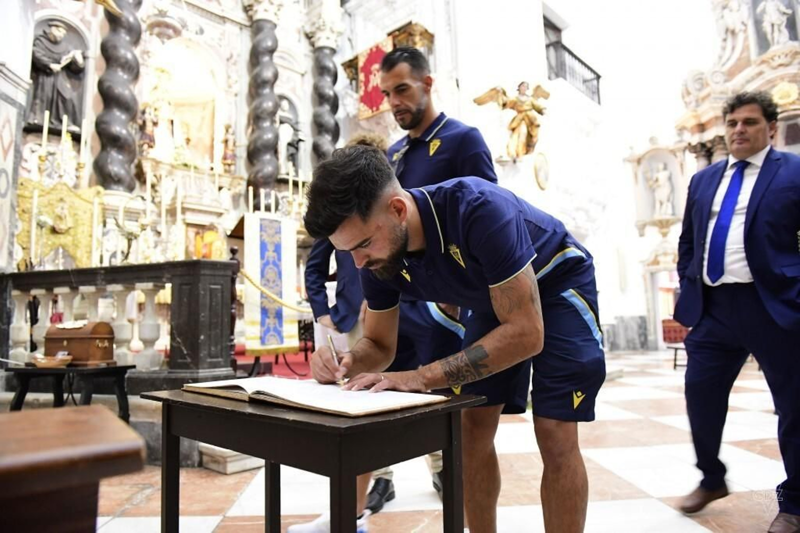 Las imágenes dela visita del Cádiz C.F. a la Patrona y el Nazareno