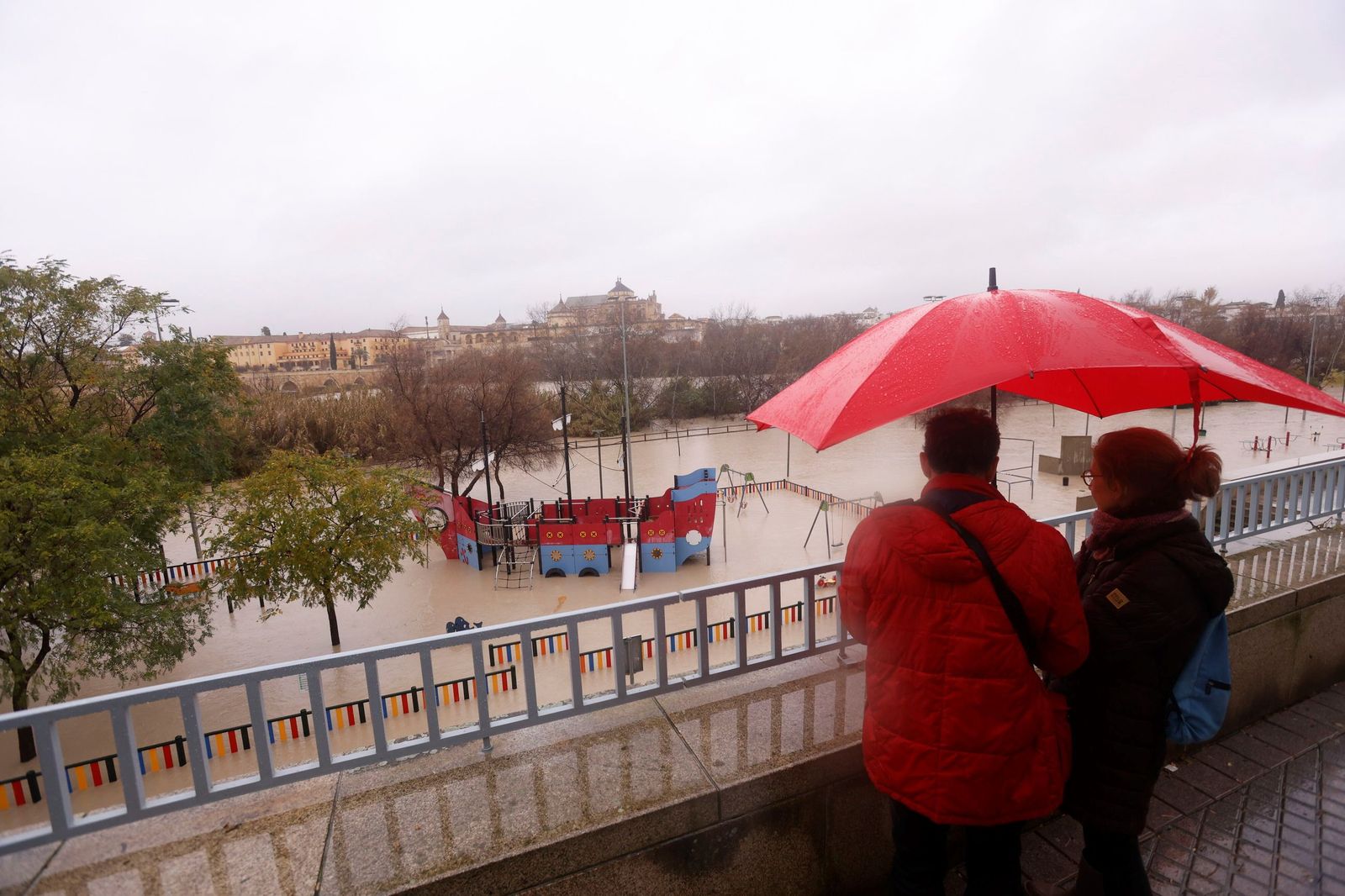 Así se muestra el río Guadalquivir a su paso por Córdoba a la espera de otra crecida
