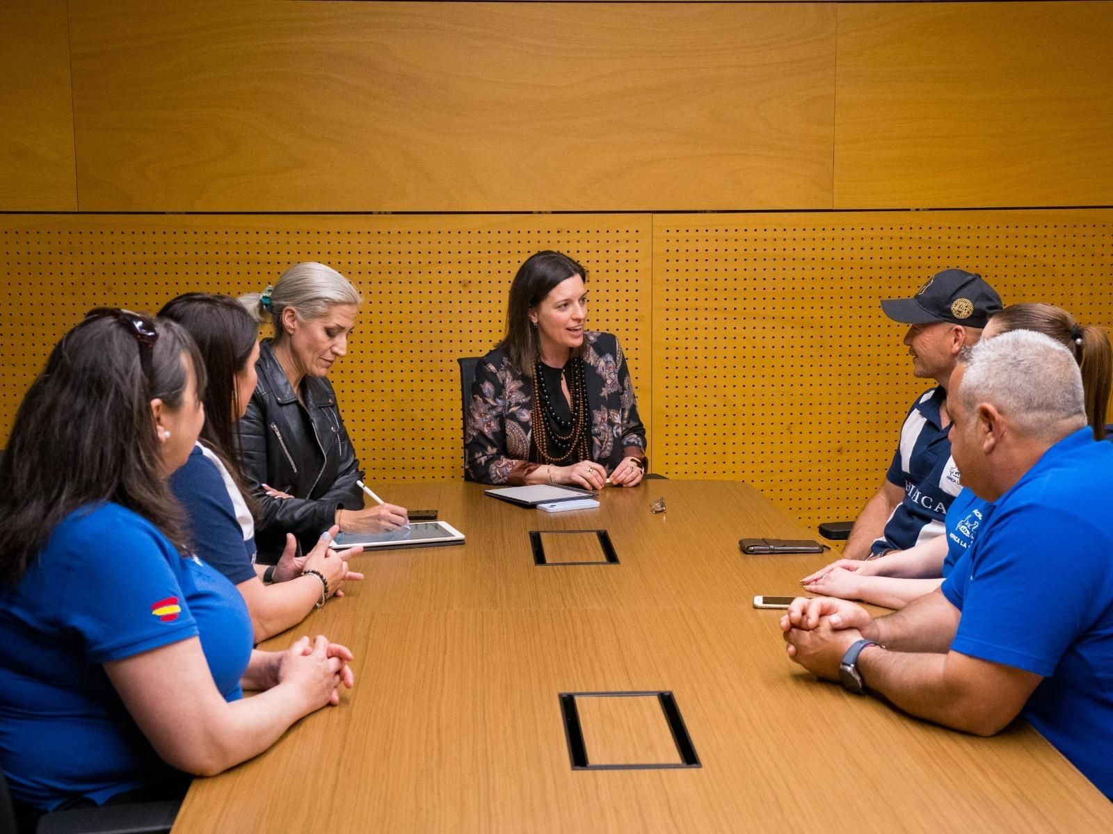 Reunión de la alcaldesa con la nueva junta directiva de la Asociación Hípica La Isla.