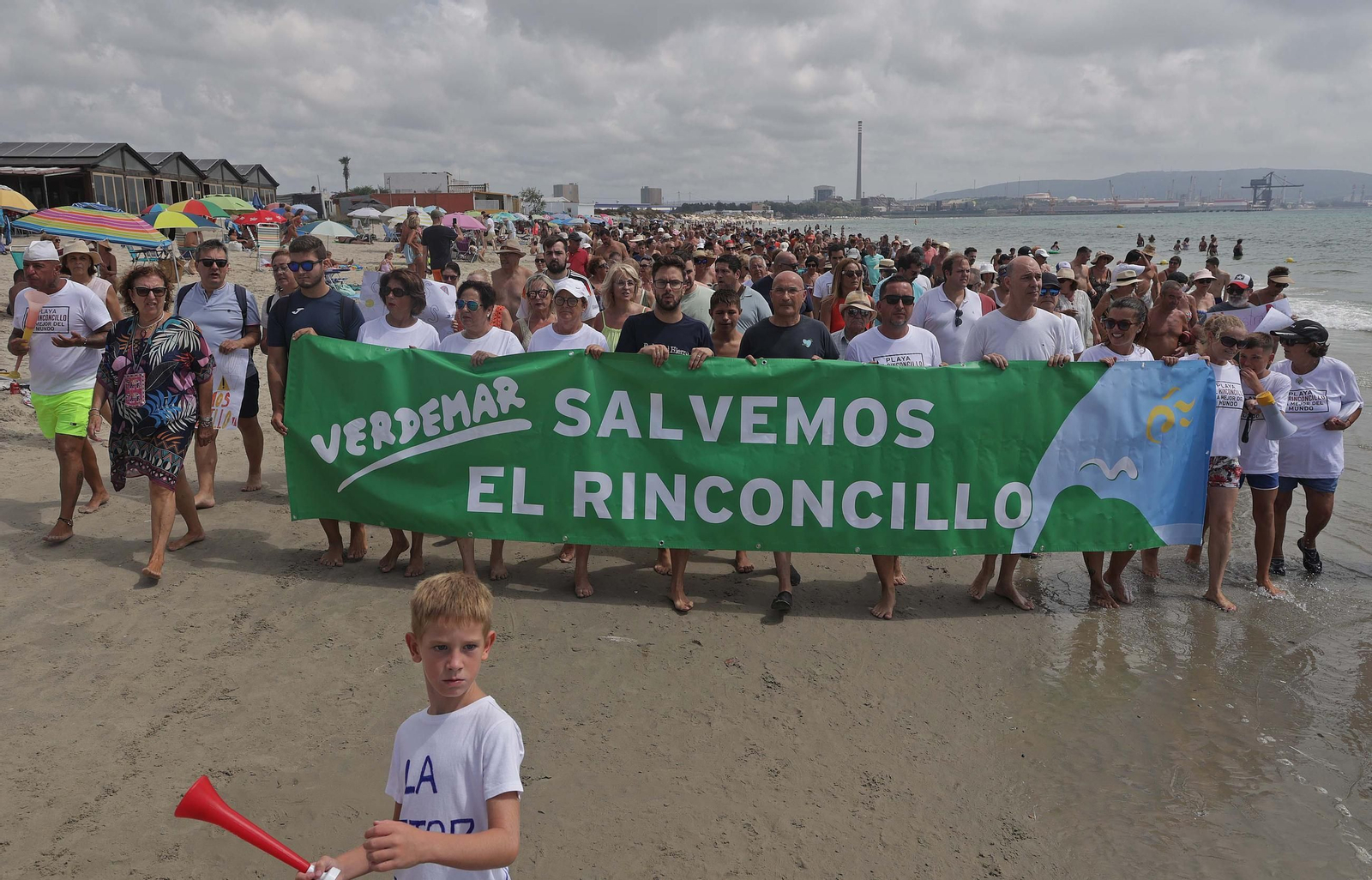 Fotos de la manifestación de la plataforma Salvemos El Rinconcillo y el grupo ecologista Verdemar en Algeciras