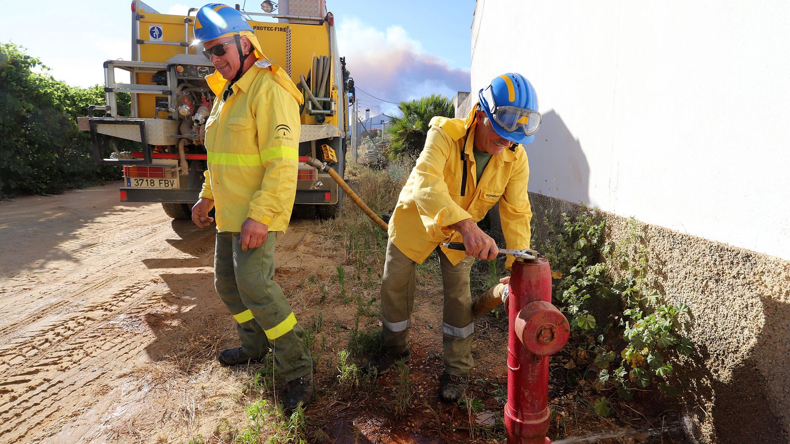 Efectivos trabajan para la extinción del fuego.