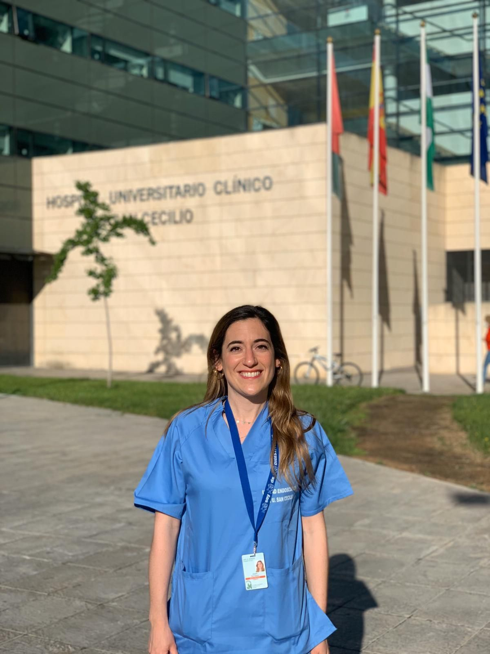 Amparo Roa, frente la entrada del Hospital Universitario San Cecilio