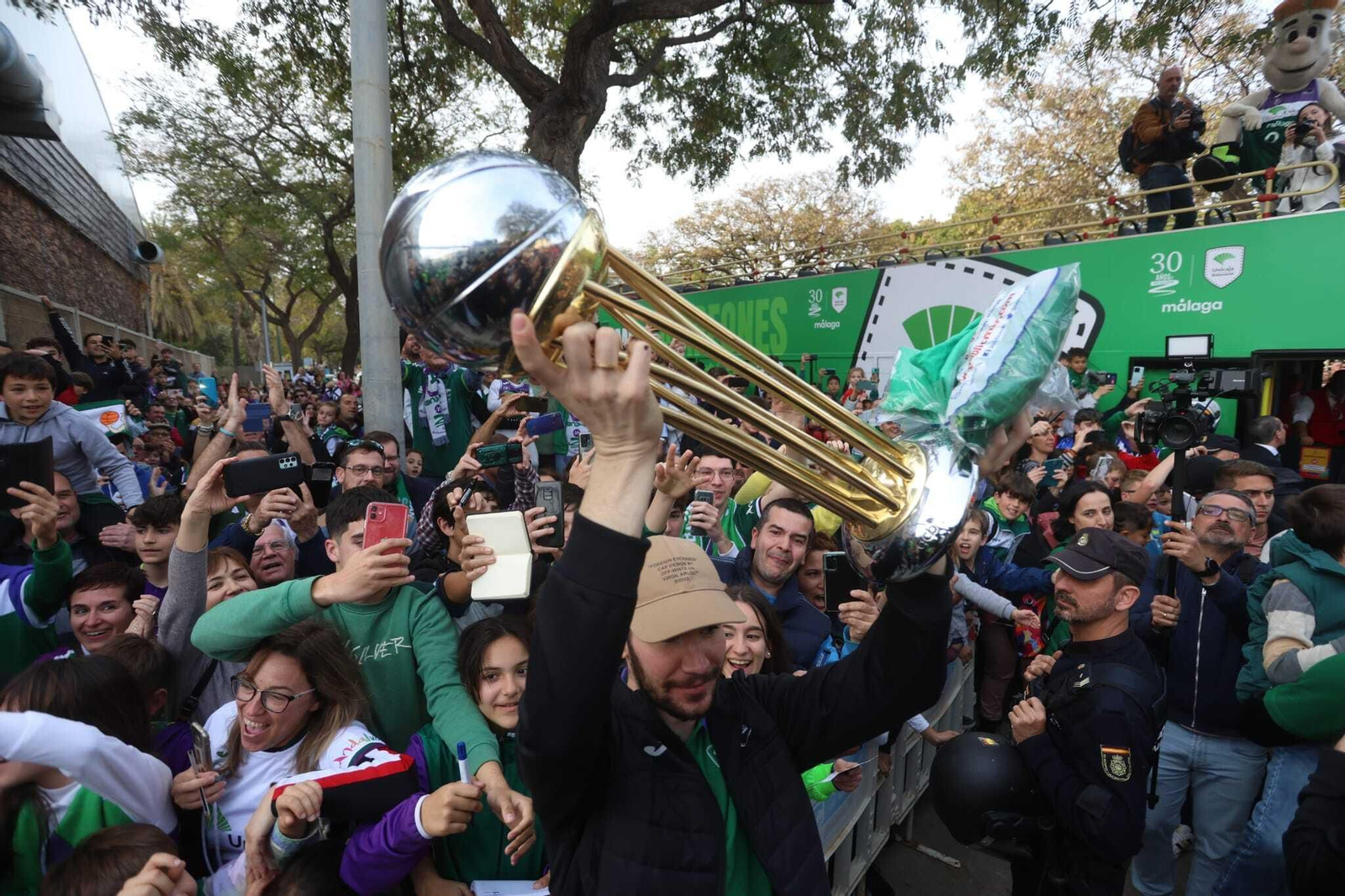El Unicaja ofrece el título a Málaga, en fotos
