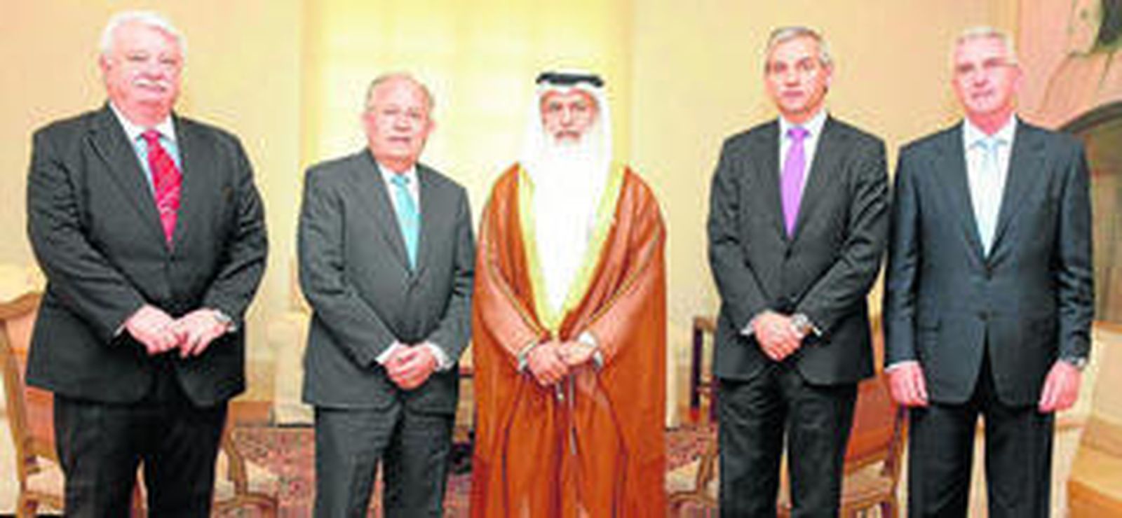 Emilio Mur, Lorenzo Belmonte, Nasser Al Hajri, Andrés Blanco y José María Romero, tras la firma del Memorándum de Entendimiento.
