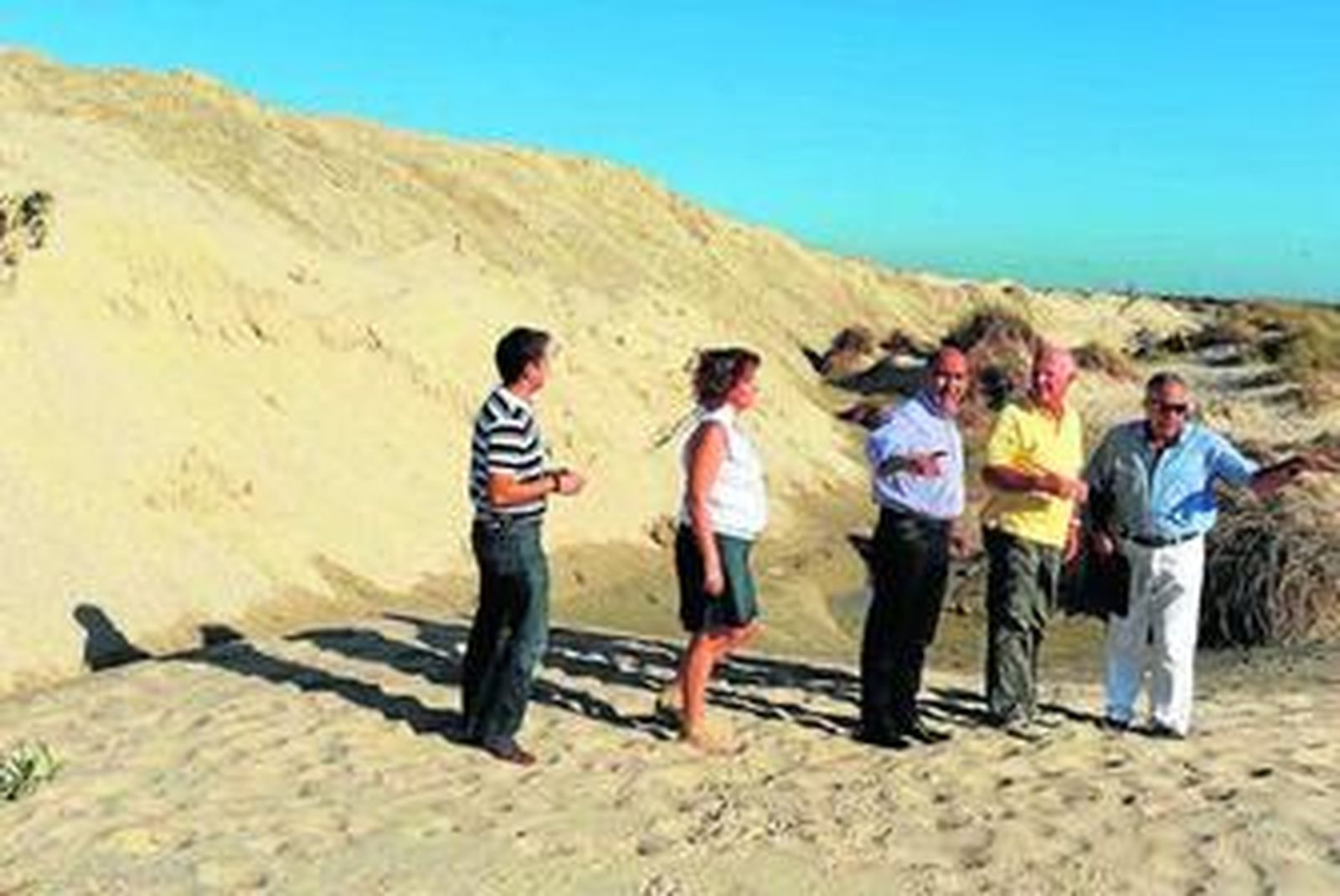 Representantes de Costas y del Ayuntamiento, ayer en la playa de Camposoto.