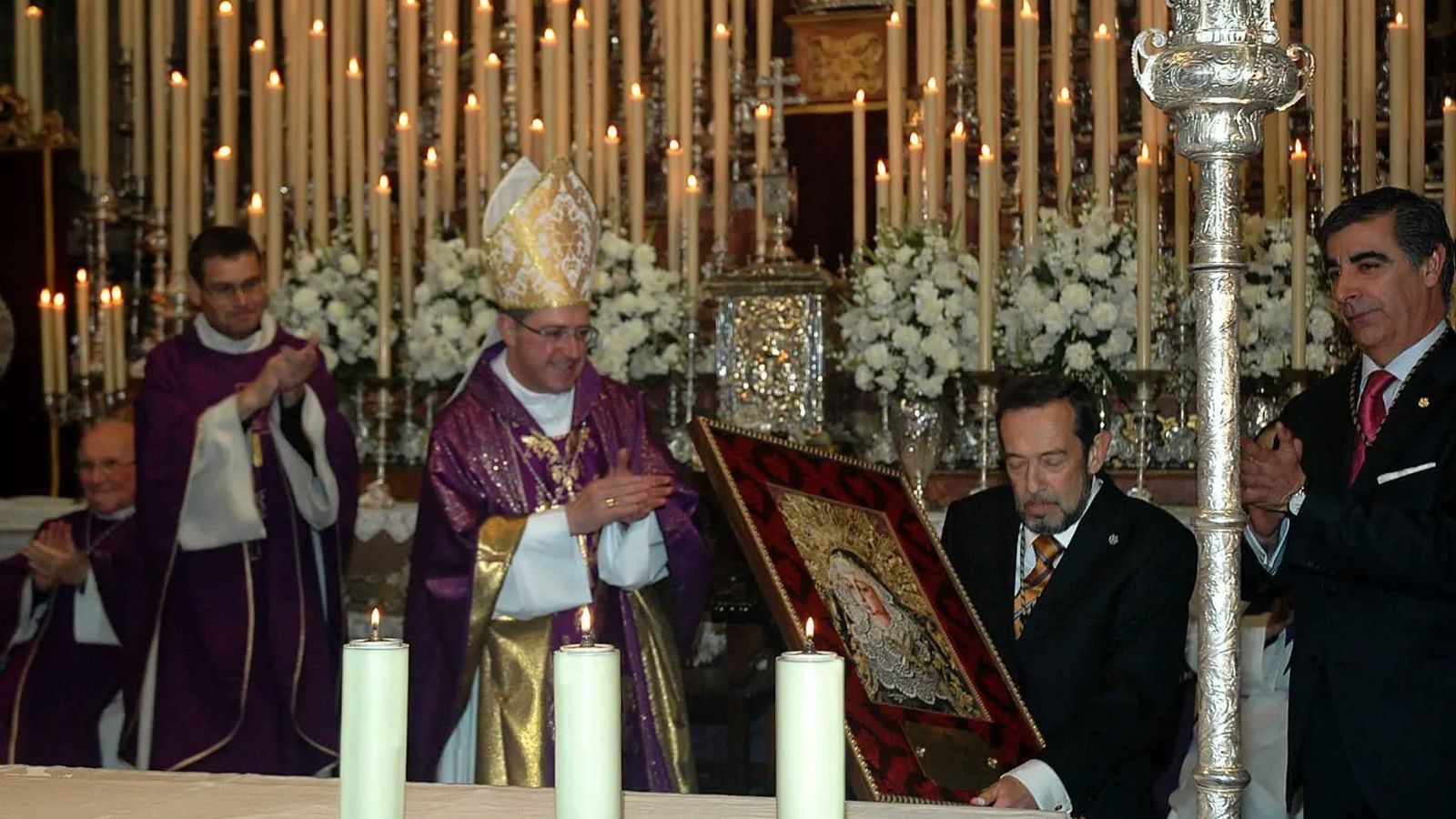 Juan Hidalgo junto al obispo Gómez Sierra y José Ramón Pineda tras ser nombrado prioste honorario