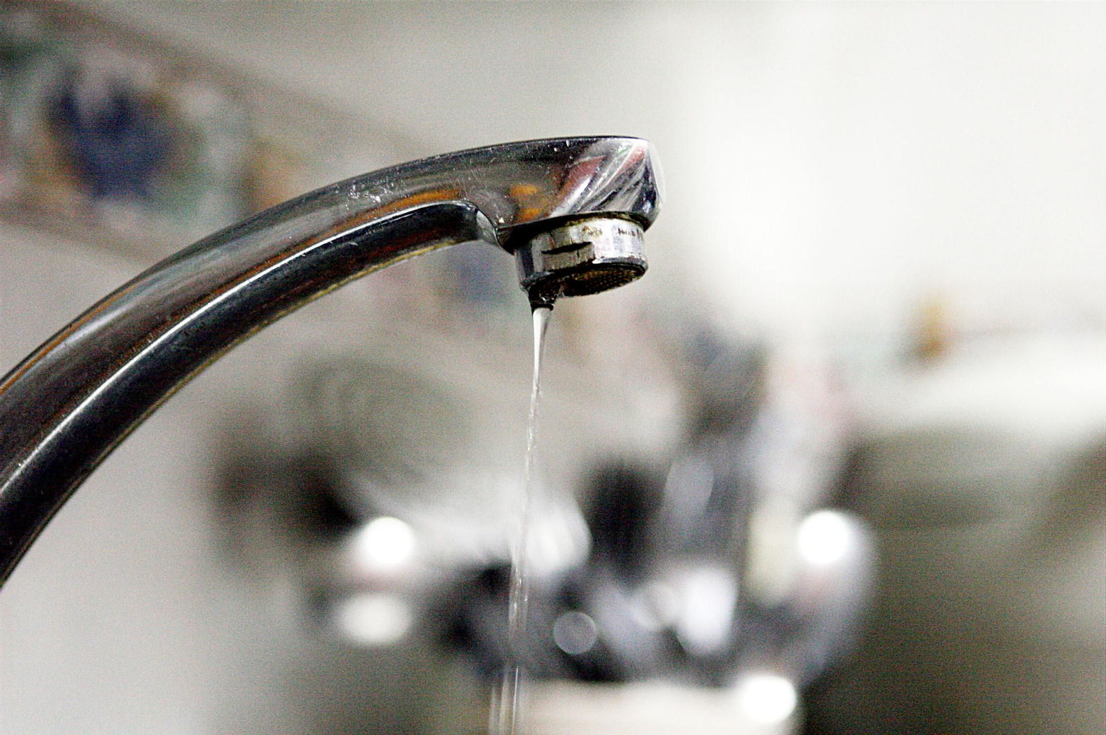Un grifo del que apenas sale agua, en una imagen de archivo.