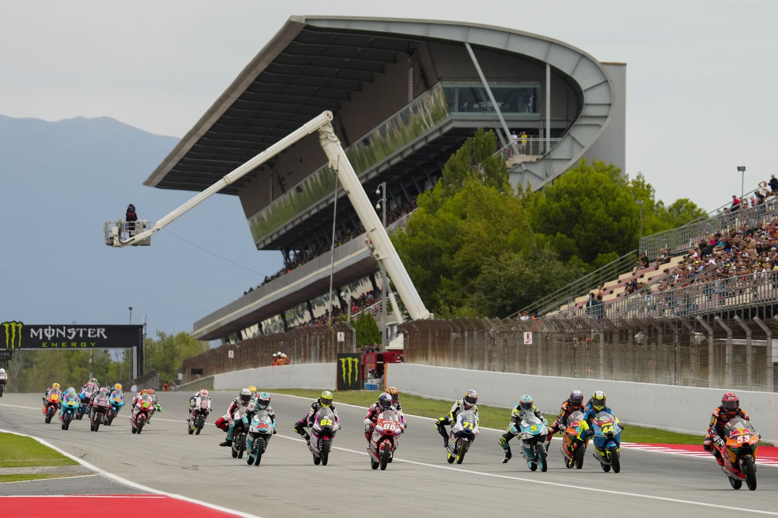 Las cariñosas fotos de Piqué, Clara Chía en el Mundial de Motos en Montmeló