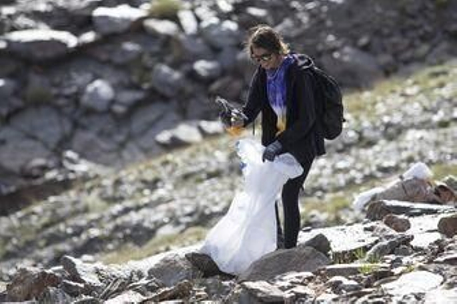 Fotos: así ha sido la jornada de limpieza en las pistas de esquí de Sierra Nevada