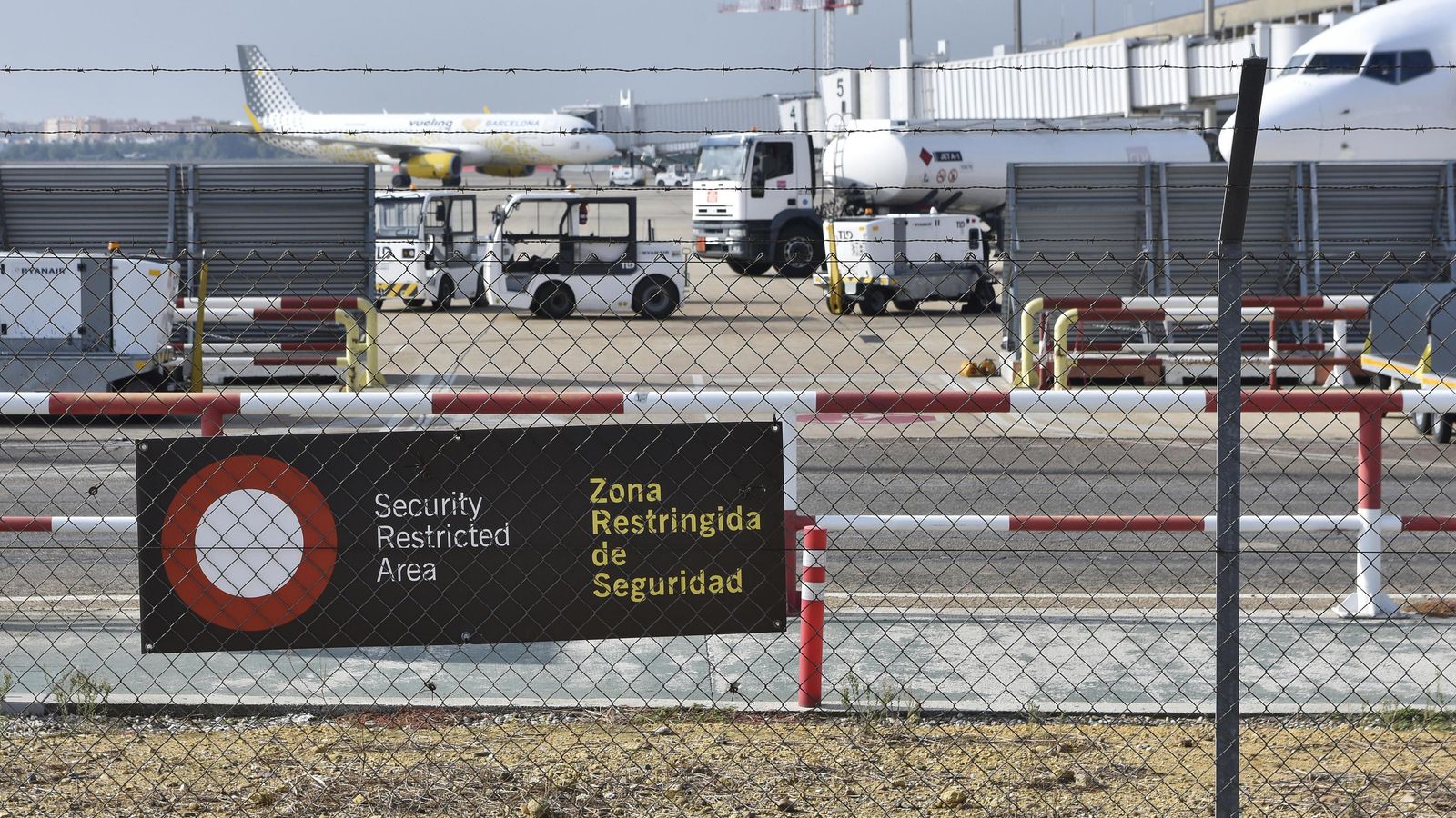 Cartel de seguridad colocado en la valla del aeropuerto.