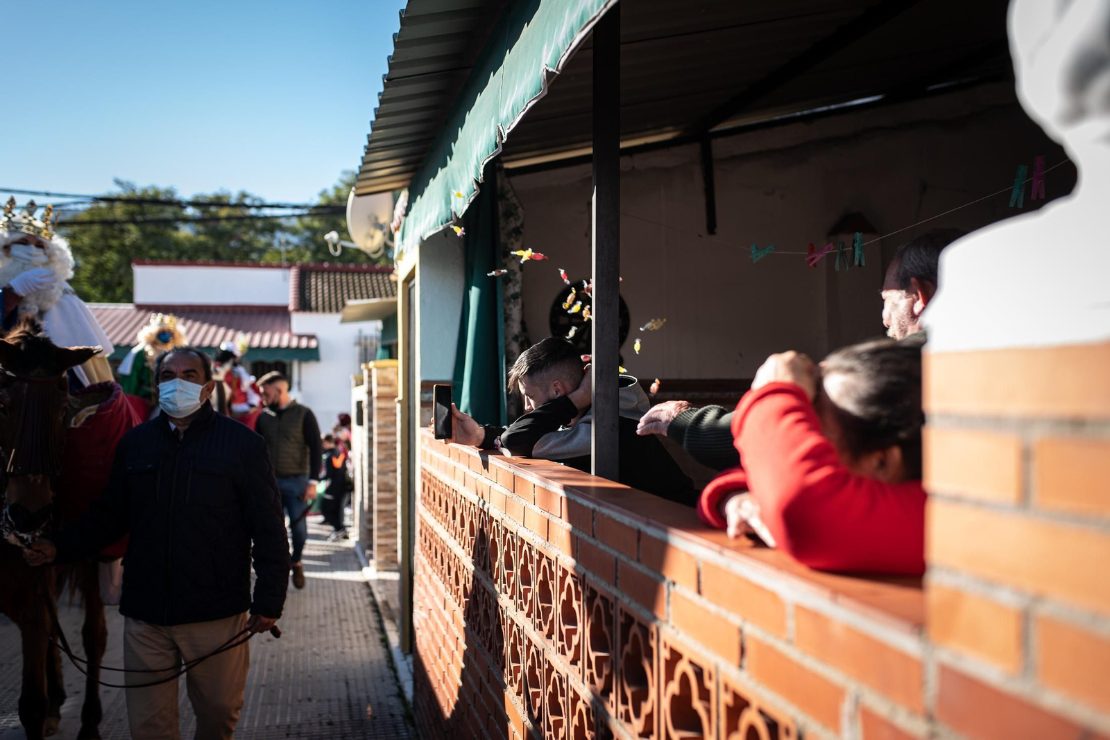 La visita de los Reyes Magos a los barrios de Huelva en imágenes