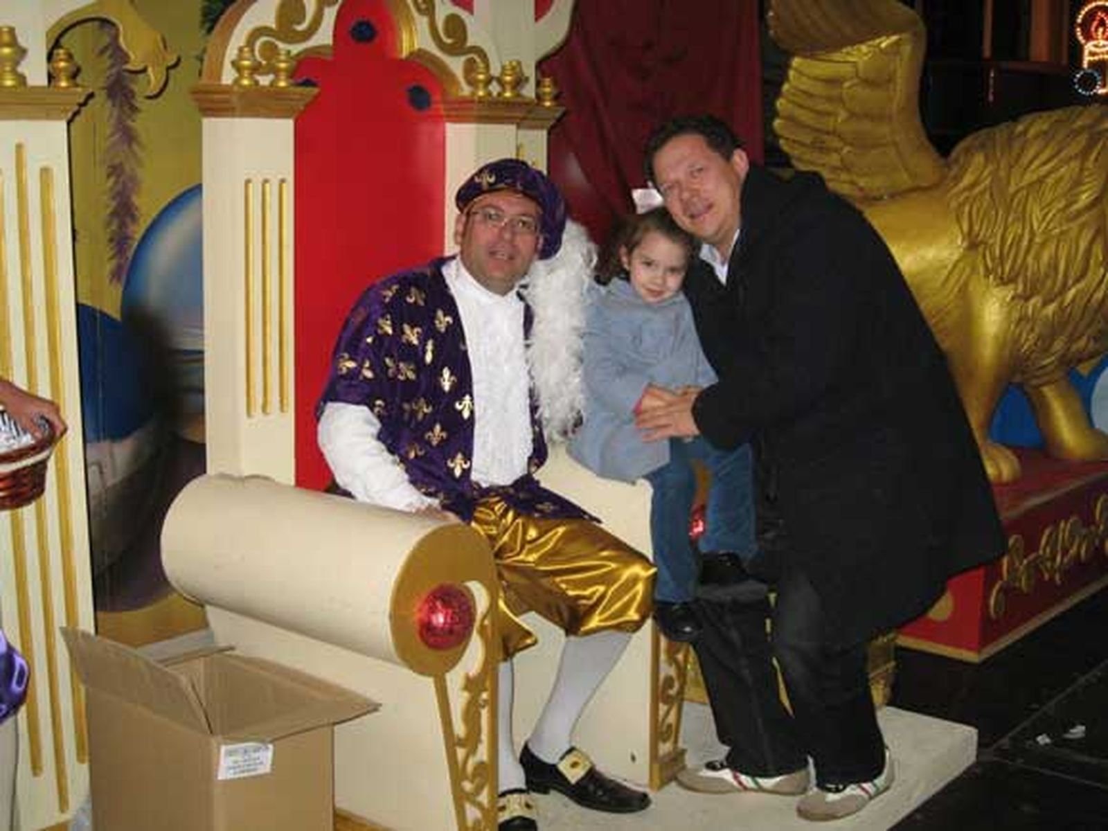 El Paje Real finaliza su misión en Cádiz tras haber recogido las cartas que los niños han redactado para los Reyes Magos.