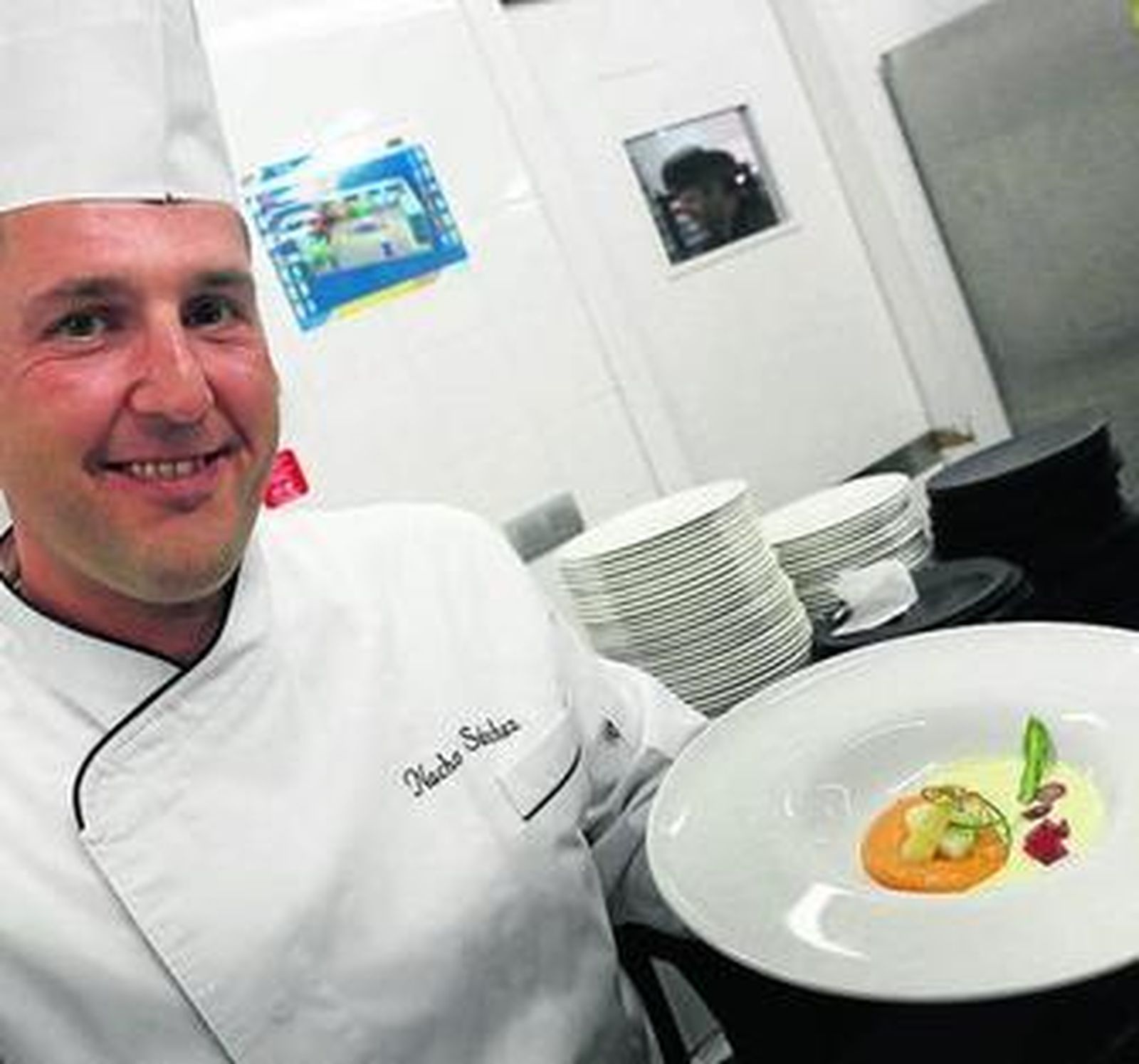 El chef Nacho Sánchez, con uno de los platos.
