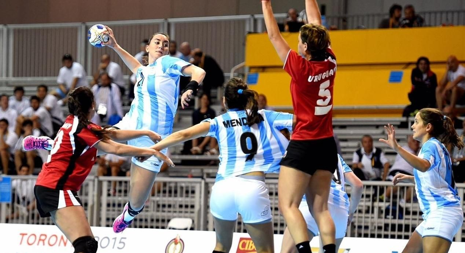 Macarena Gandulfo lanza a portería con la selección argentina.