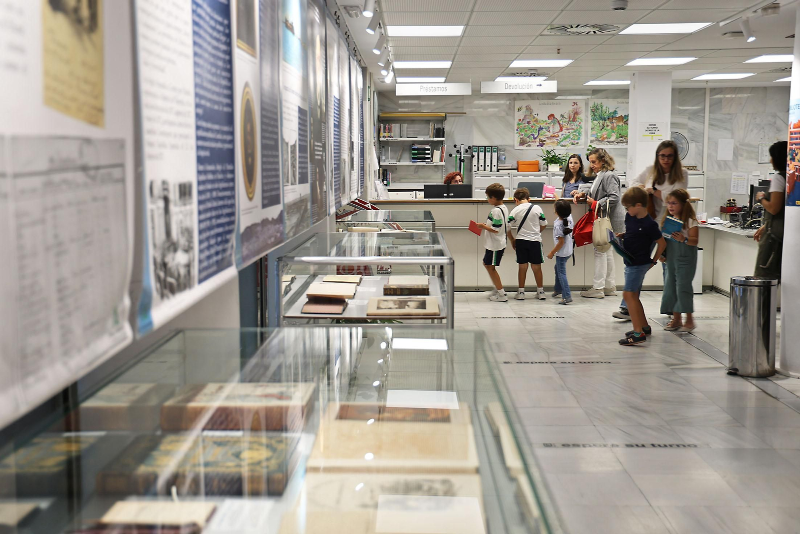 Exposición sobre Vázquez López en el vestíbulo de la Biblioteca