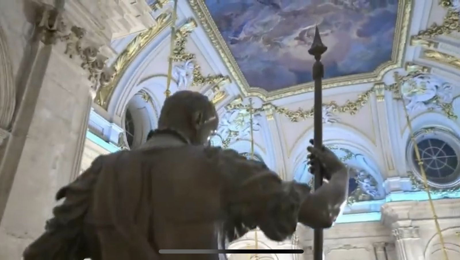 Carlos V en la escultura de bronce del Palacio Real.