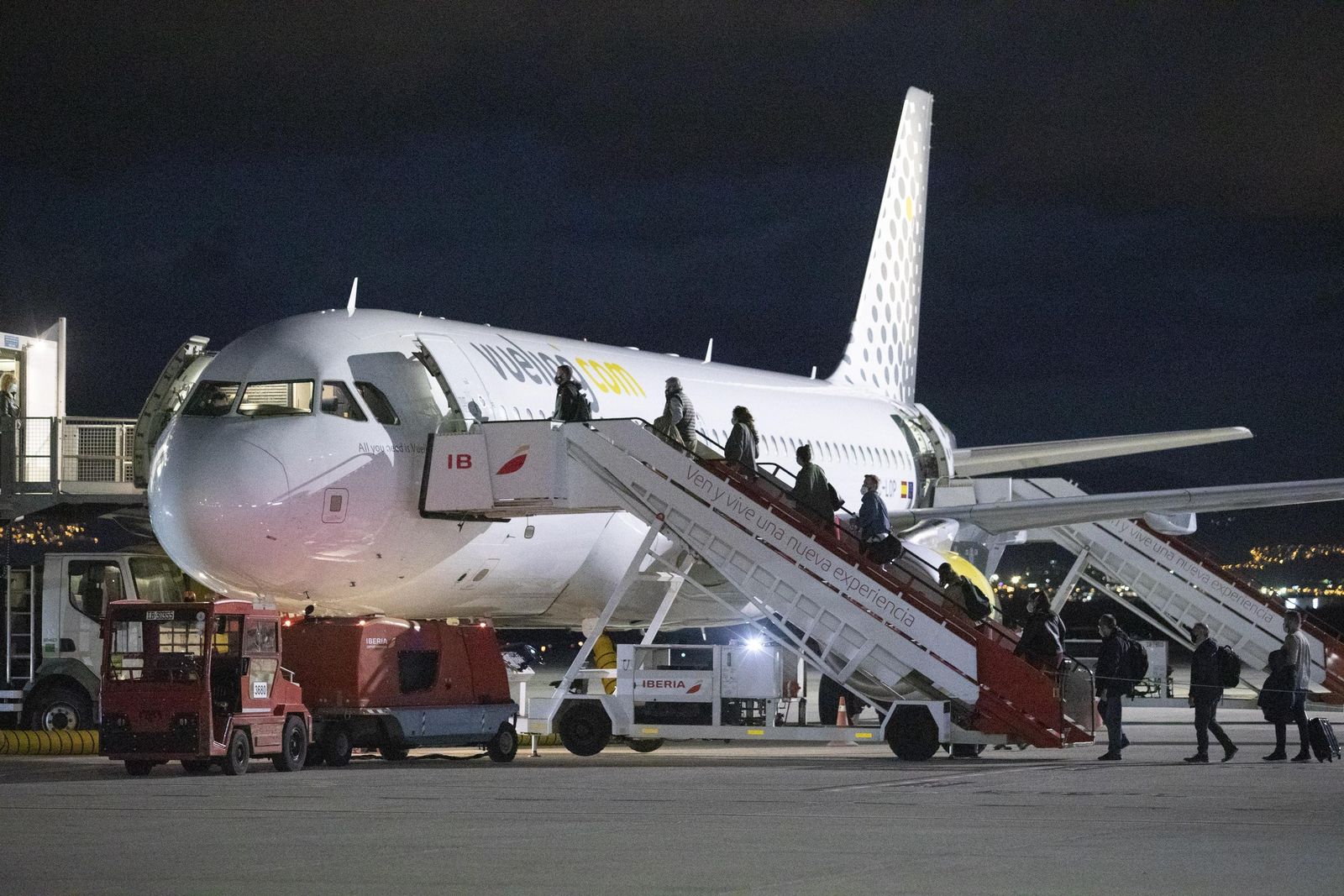 Un avión destino a Barcelona carga pasajeros en Granada