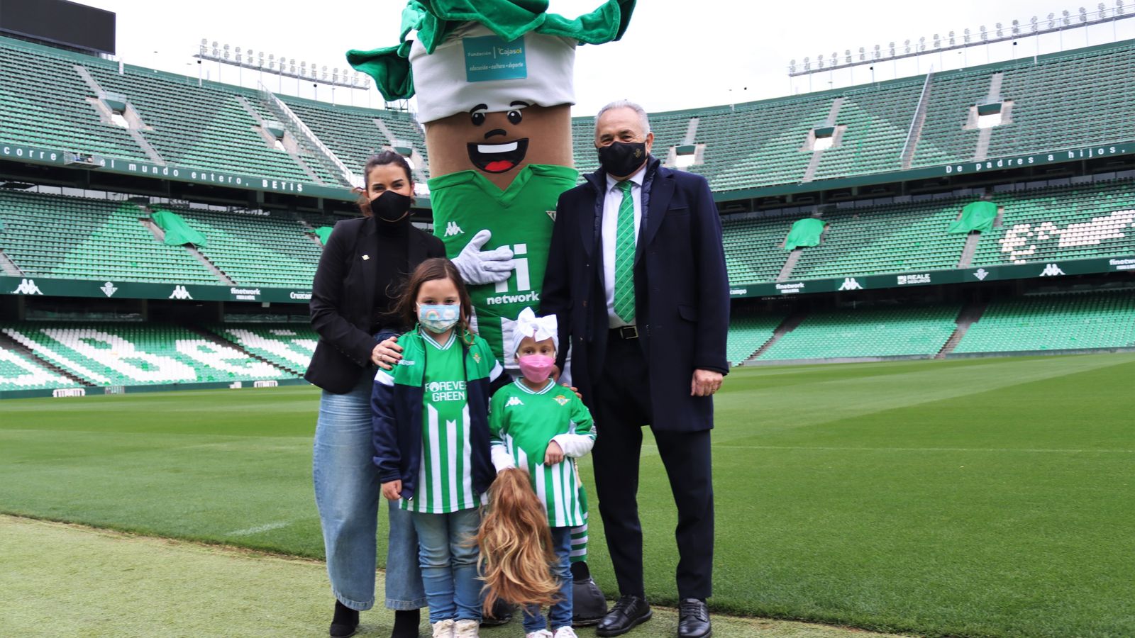 Alba y Adriana posan con Carla herrera, Palmerín y Rafal Gordillo.