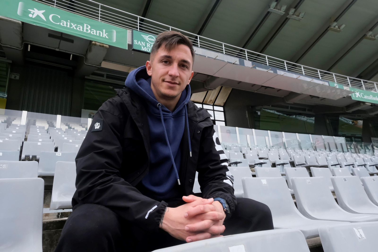 Christian Carracedo posa para 'el Día' en la tribuna de El Arcángel.