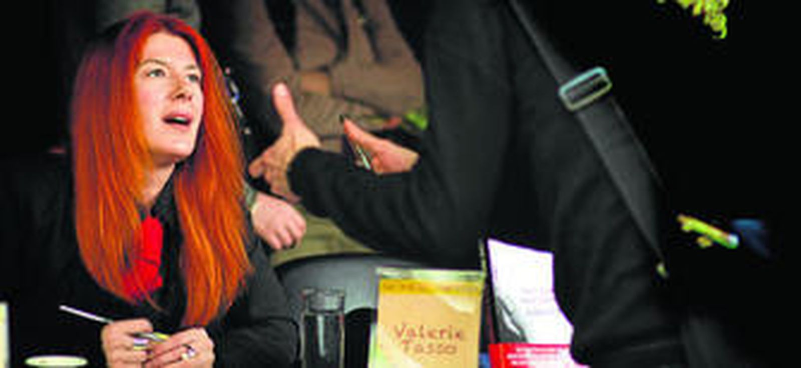 La escritora atiende a una seguidora en una firma de libros.