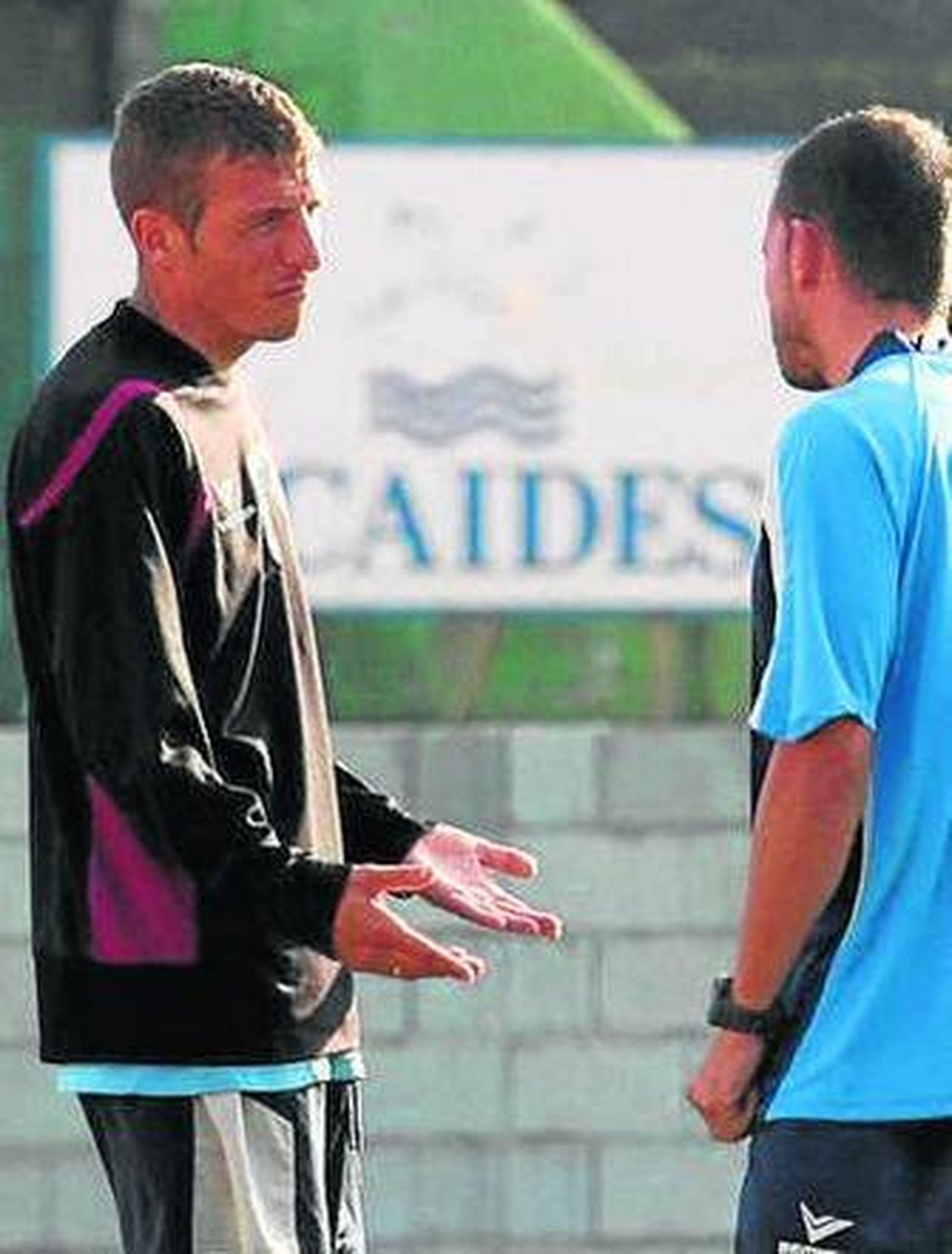 Ismael habla con un compañero.