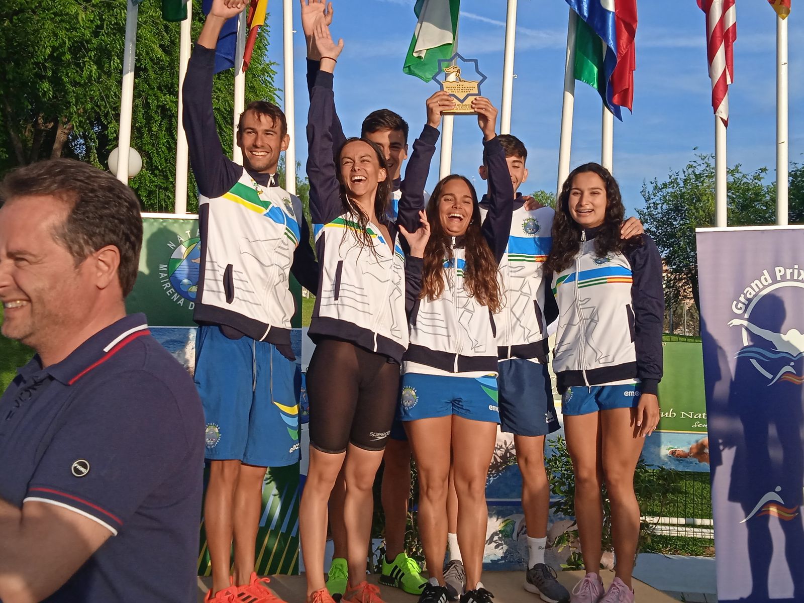 Los chicos del Club Natación Mairena celebrando el triunfo.