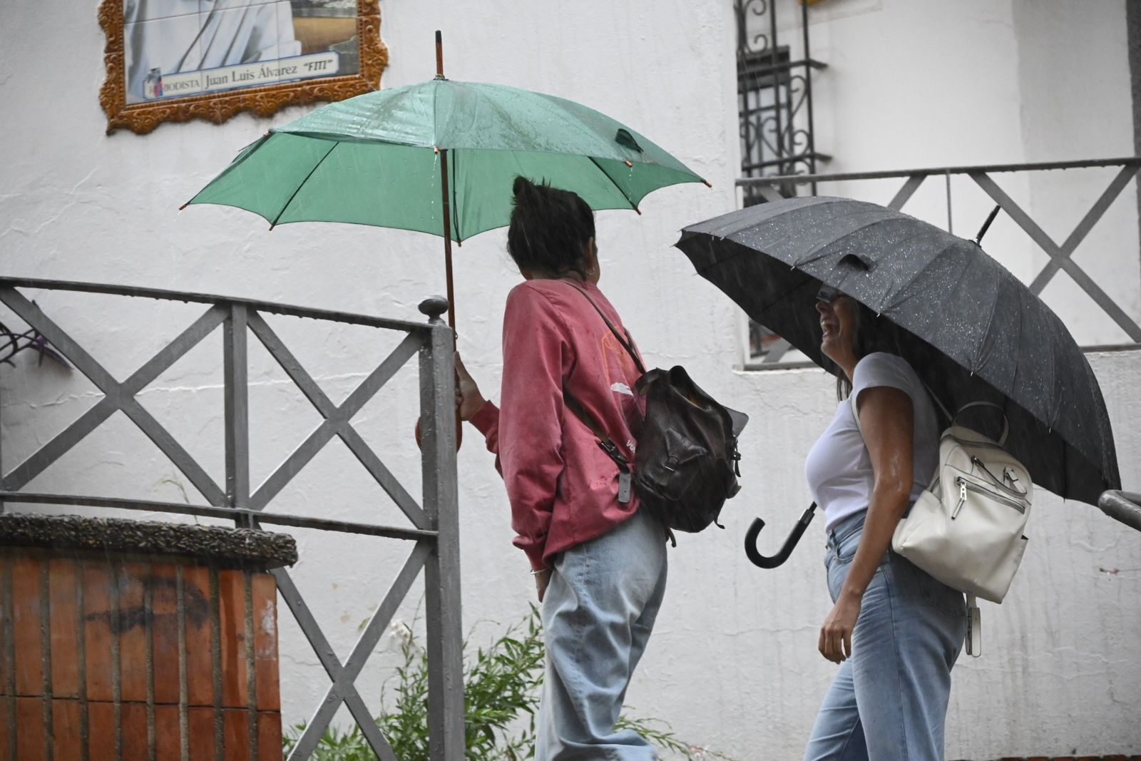 Un lunes de lluvia en Huelva, en imágenes