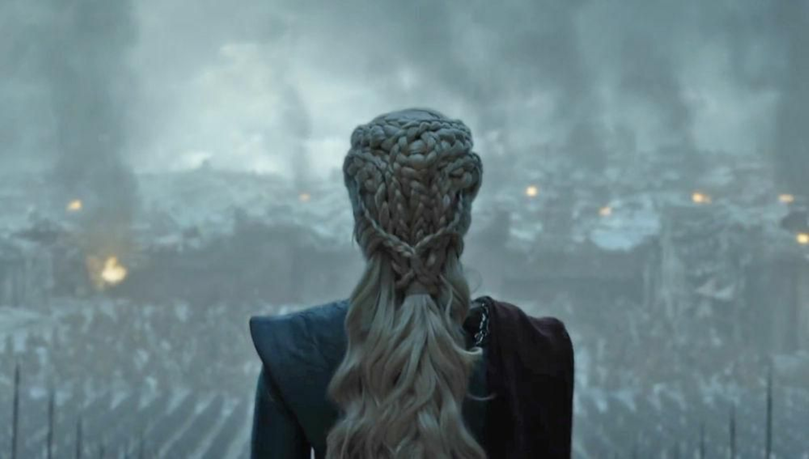 Emilia Clarke, Daenerys, de espaldas al público ante la destrucción Emilia Clarke, Daenerys, de espaldas al público ante la destrucción