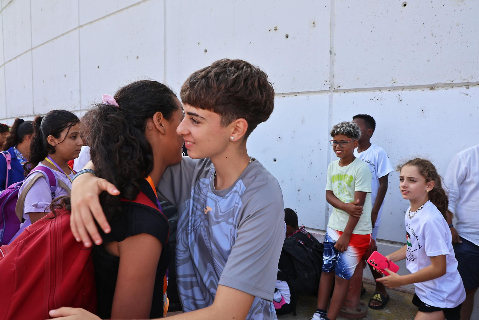 Imágenes del recibimiento a los  niños procedentes de los campamentos saharauis que pasarán sus vacaciones en Huelva