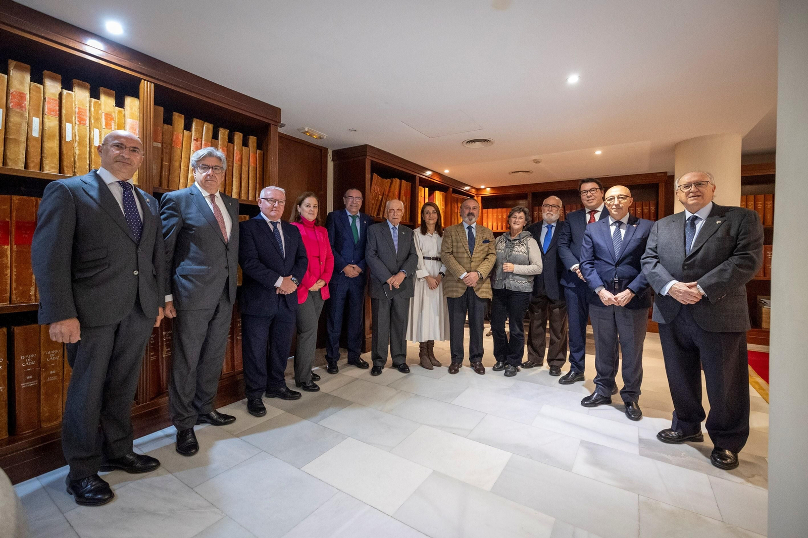 Los participantes en este encuentro posan antes de su inicio.