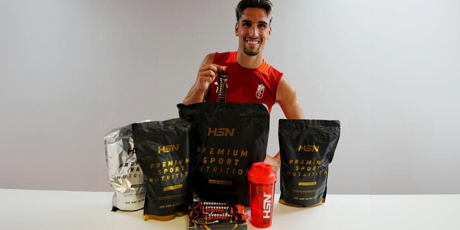 Theo Corbeanu junto a varios productos de HSN.