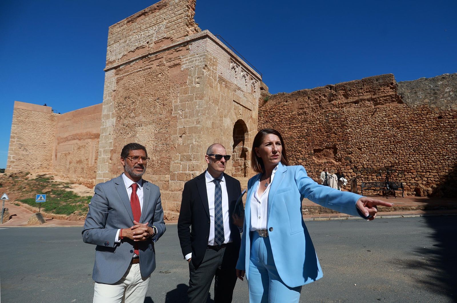 Imágenes de la visita a las obras de restauración de la Puerta del Buey en Niebla