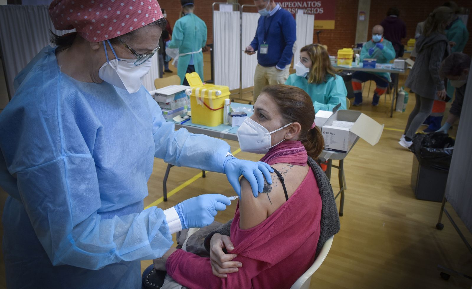 Coronavirus: La vacunación en el Pabellón deportivo de la Facultad de Económicas