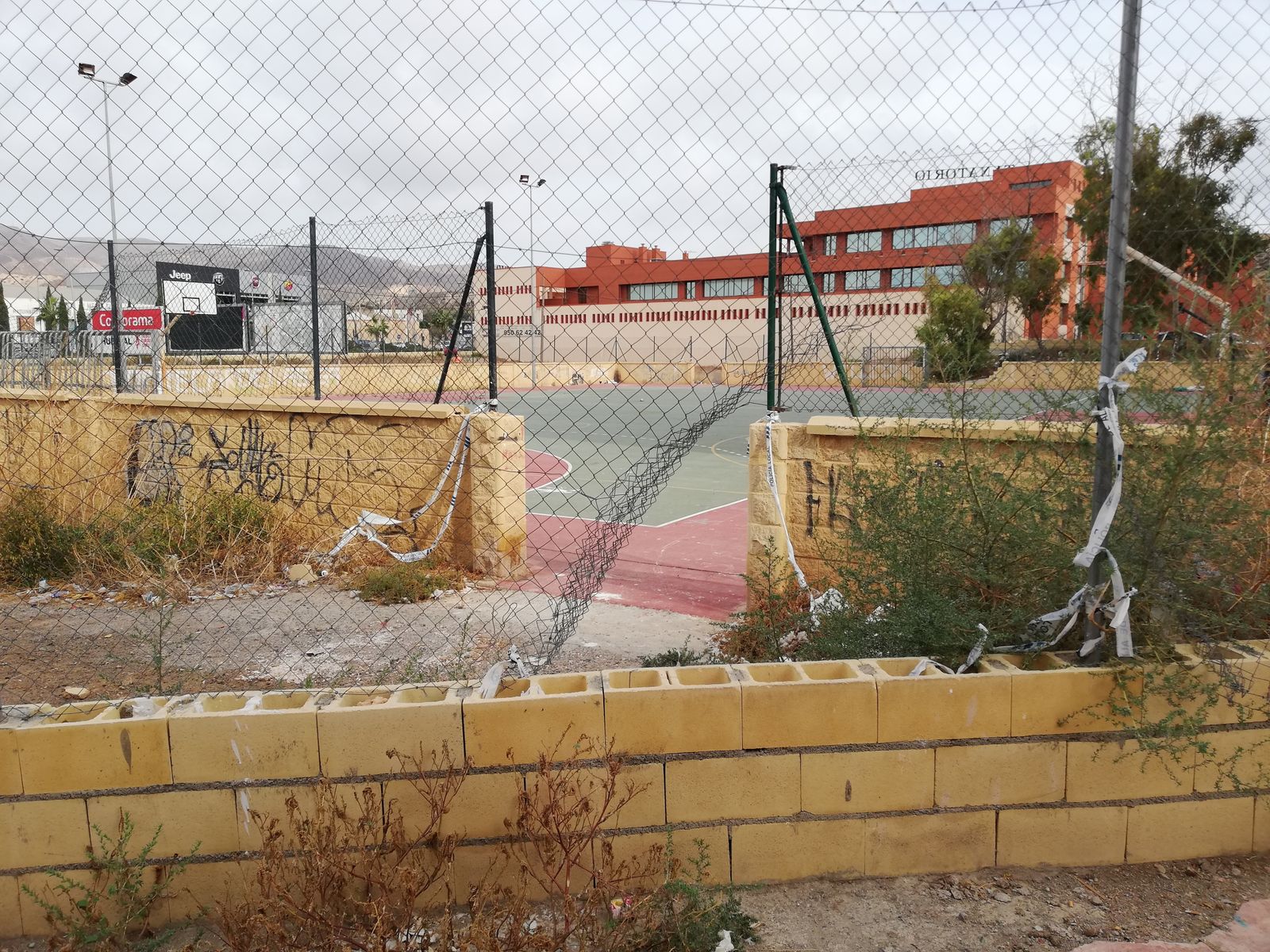 Basura acumulada alrededor del Hospital Torrecárdenas