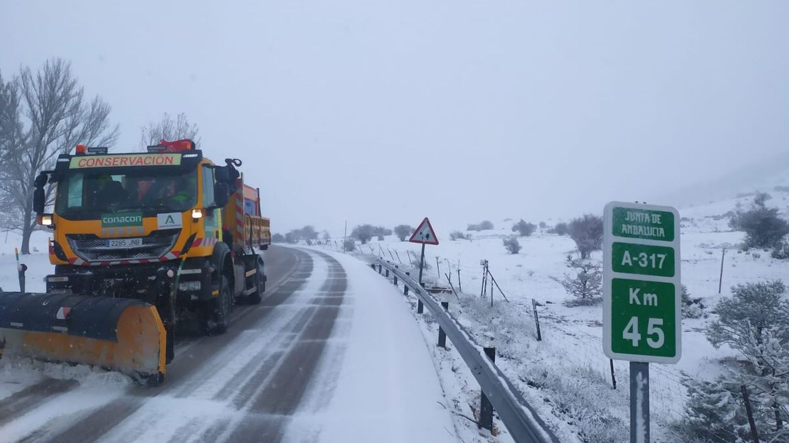 Personal de conservación de carreteras trabajan en la retirada de la nieve.