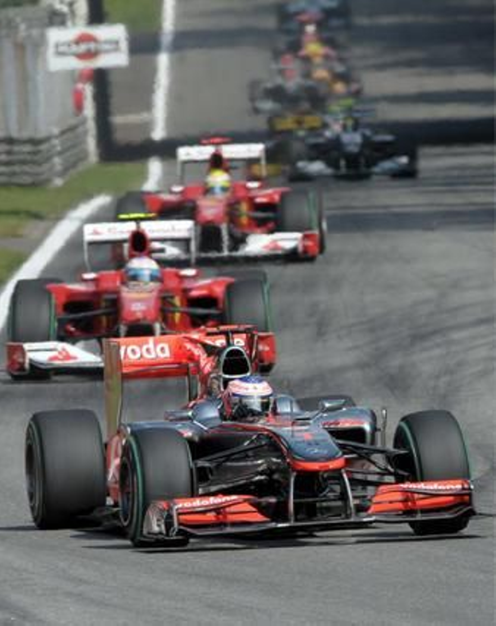 Fernando Alonso refuerza su candidatura al Mundial tras ganar en Monza. / EFE