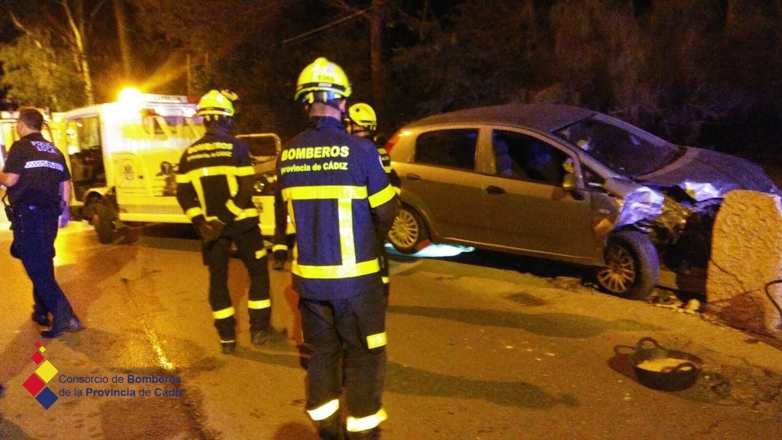 Imágenes facilitadas por el Consorcio de Bomberos donde se puede apreciar el coche tras el accidente.