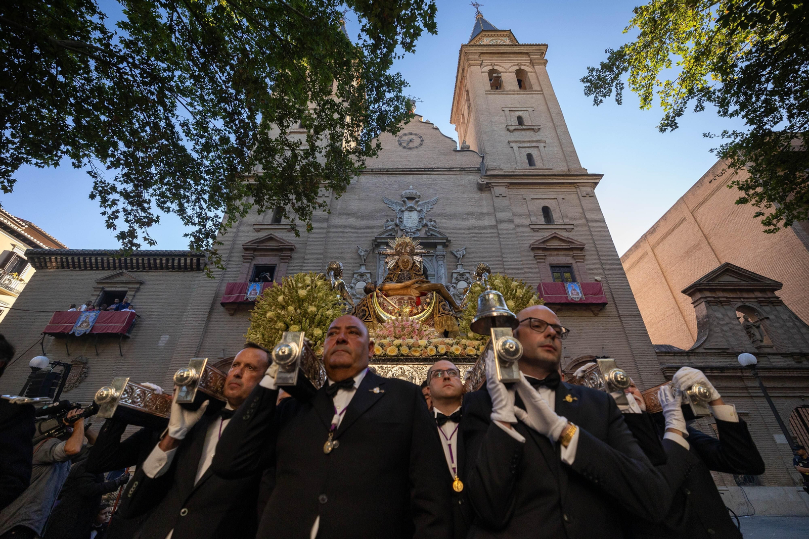 Fotos: así ha sido la procesión de la Virgen de las Angustias de Granada