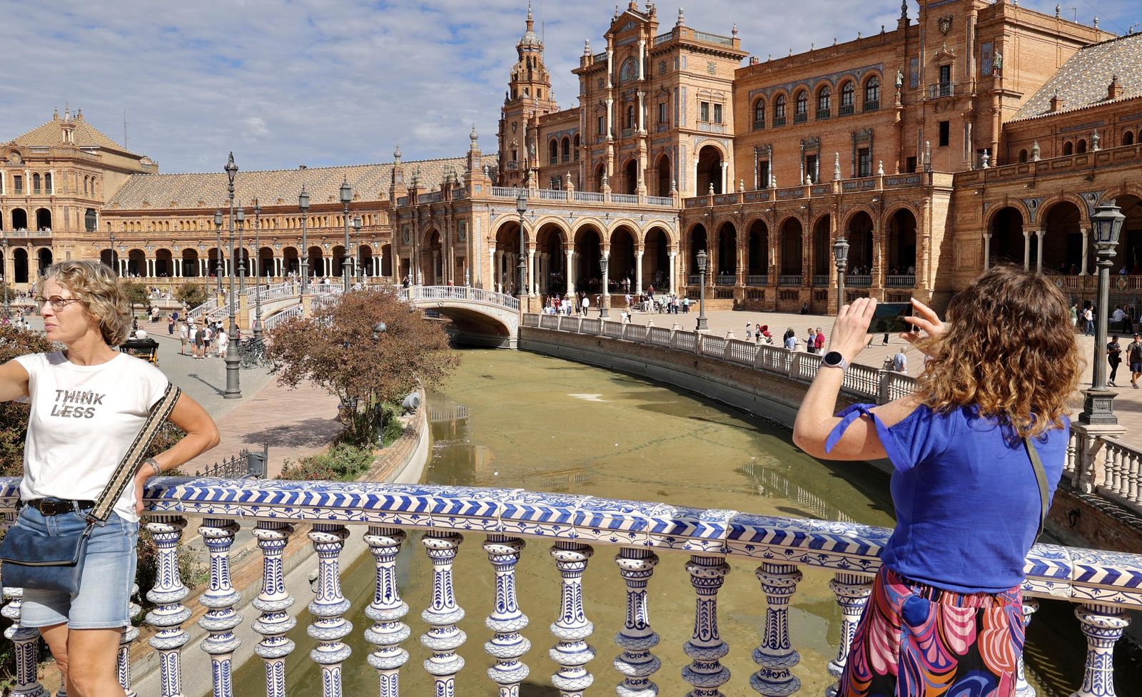 Vaciado de la ría de la Plaza de España para su liemza y restauración