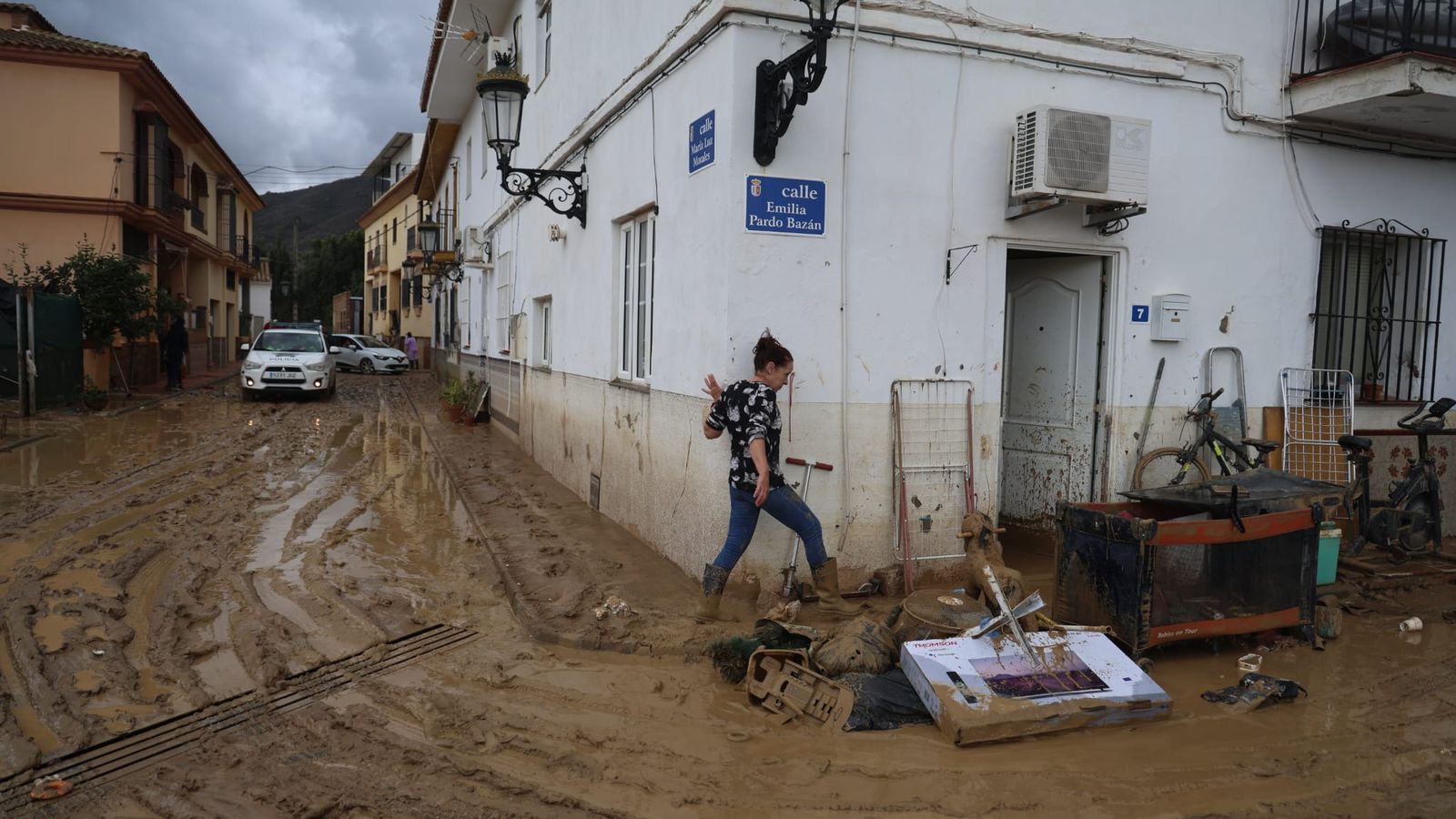 Vecinos de Cártama haciendo labores de limpieza en sus casas