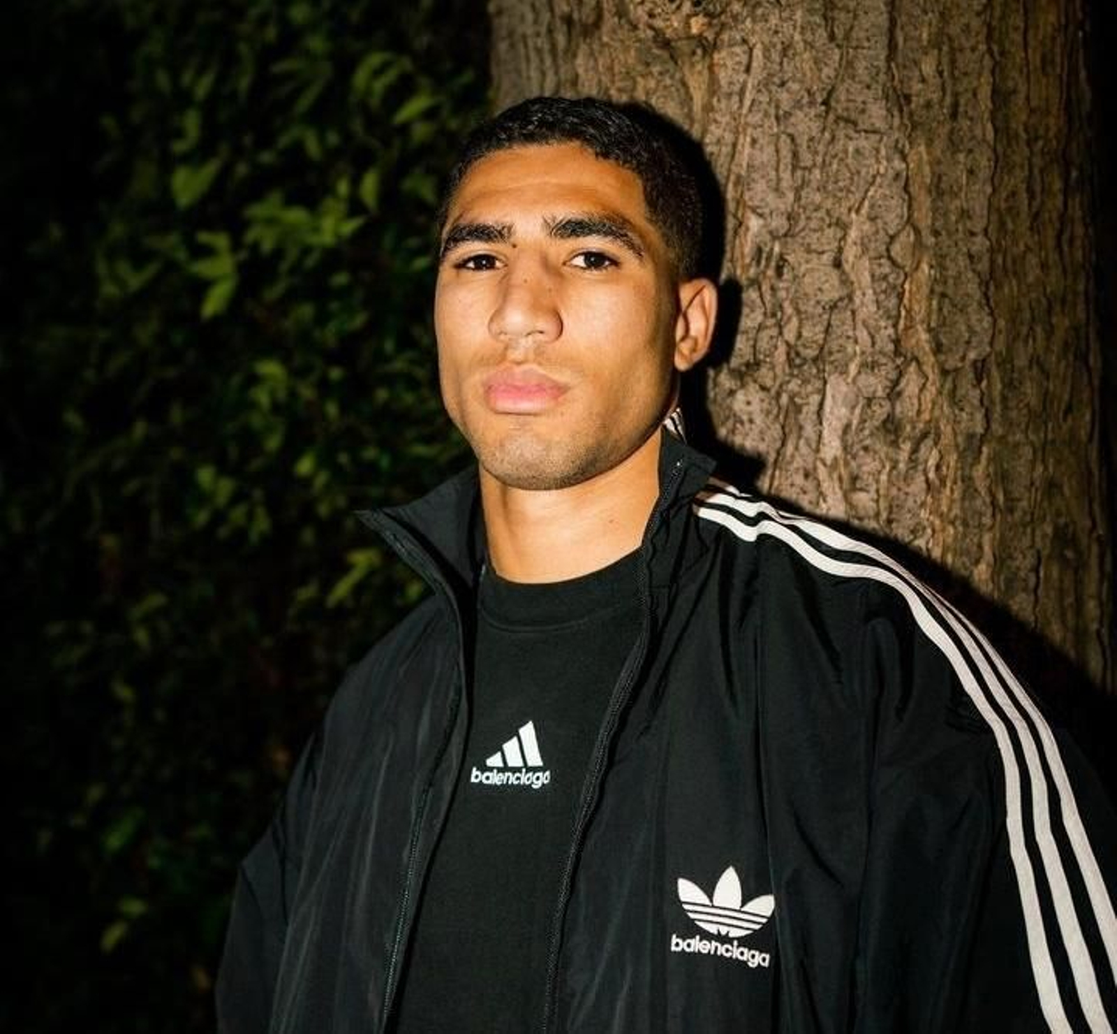 Achraf Hakimi ha estado unos días en Madrid junto a su familia y disfrutando de una velada nocturna en la capital.