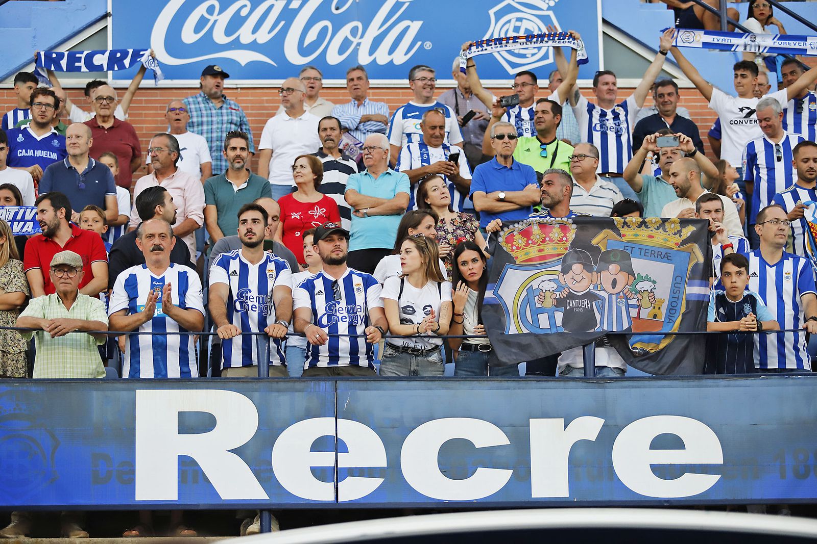 Ambiente en las gradas del Nuevo Colombino en el Recreativo de Huelva y Málaga