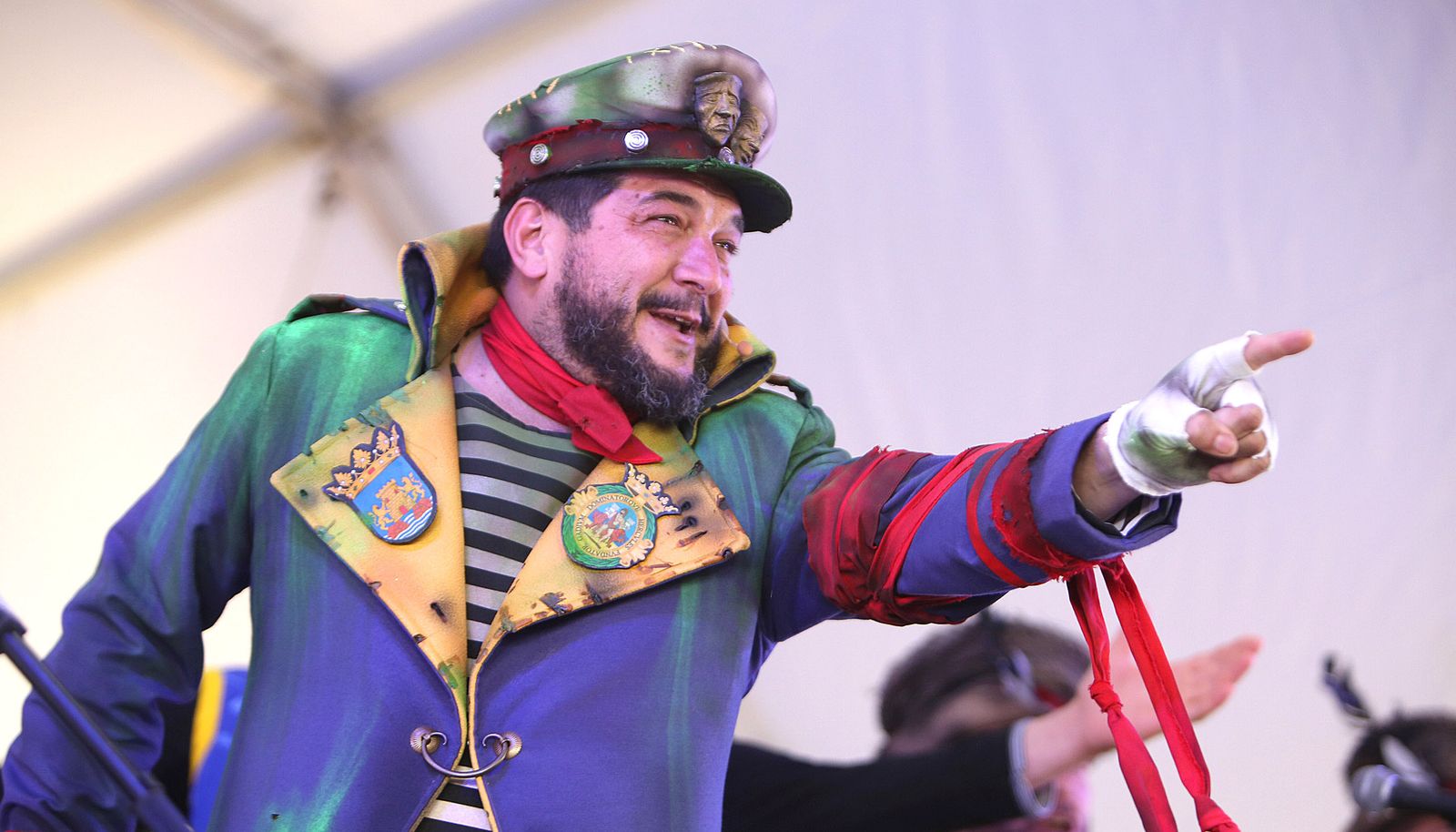 Kike Remolino, disfrazado de capitán lobo de mar, durante su intervención en las instalaciones de la carpa del Anfiteatro de la Alameda del Río.