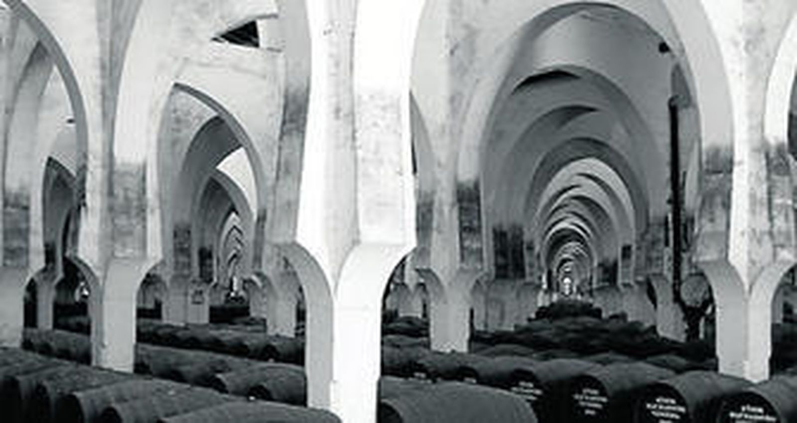 Bodega La Mezquita, de la antigua Domecq, con sus arcos visigóticos diseñados por el ingeniero Soto-Domecq.