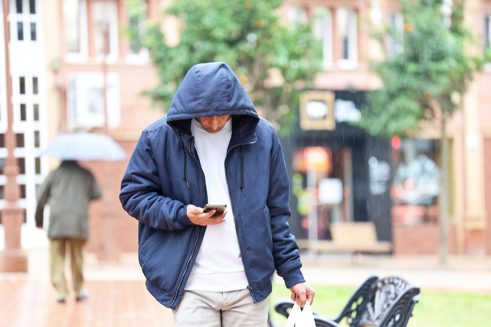 Las calles de la ciudad se inundan de paraguas en la invernal mañana de sábado