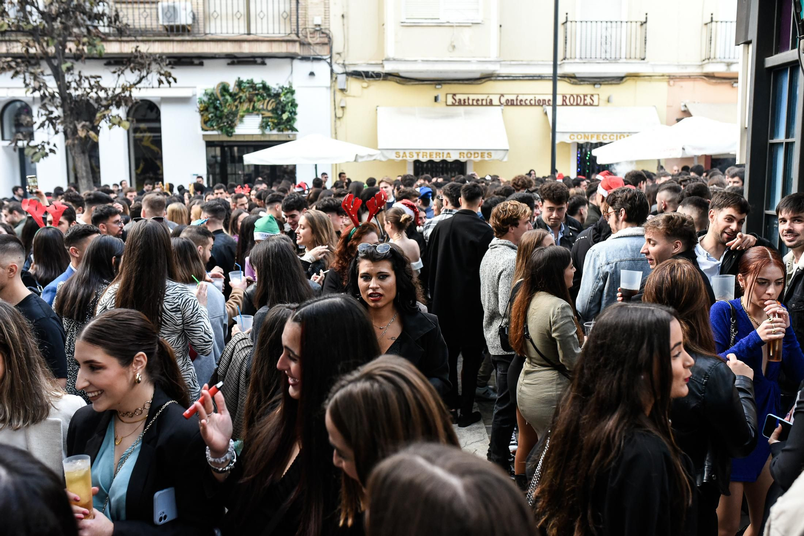 Imágenes de las celebraciones en el centro de Huelva la tarde del 24