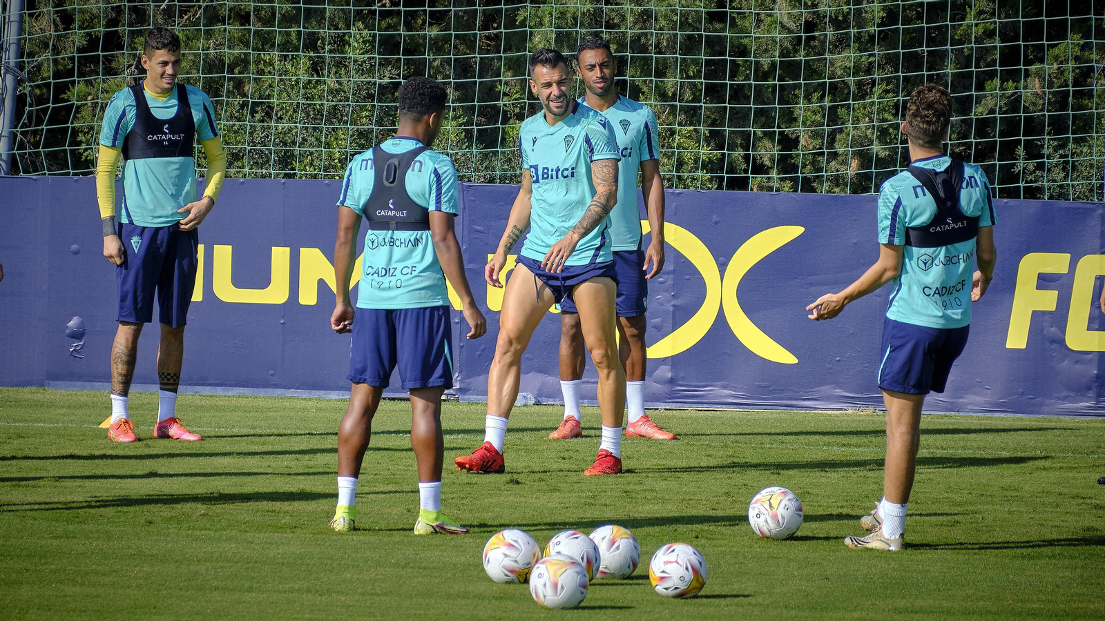 Negredo (c) le marcó un gol al Barcelona la pasada temporada.
