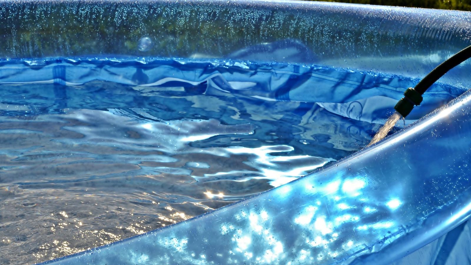 Llenar una piscina hinchable tiene sus riesgos.